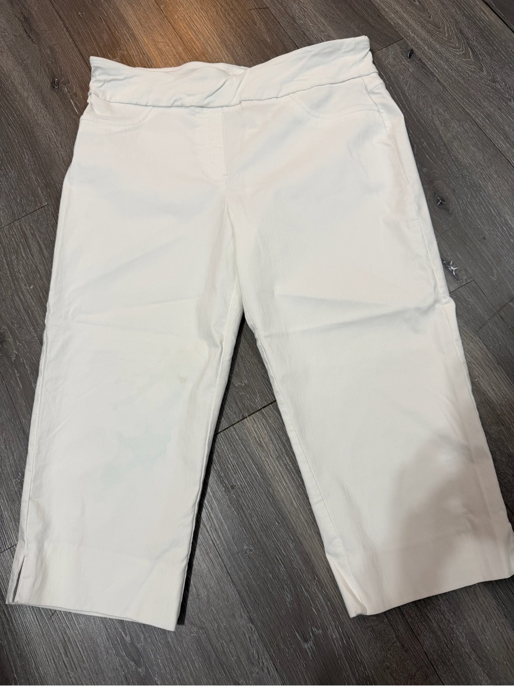 Ruby Rd. White Pull-On Crop Capris size 16